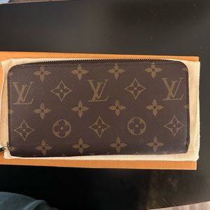 AUTHENTIC Louis Vuitton Zippy Wallet